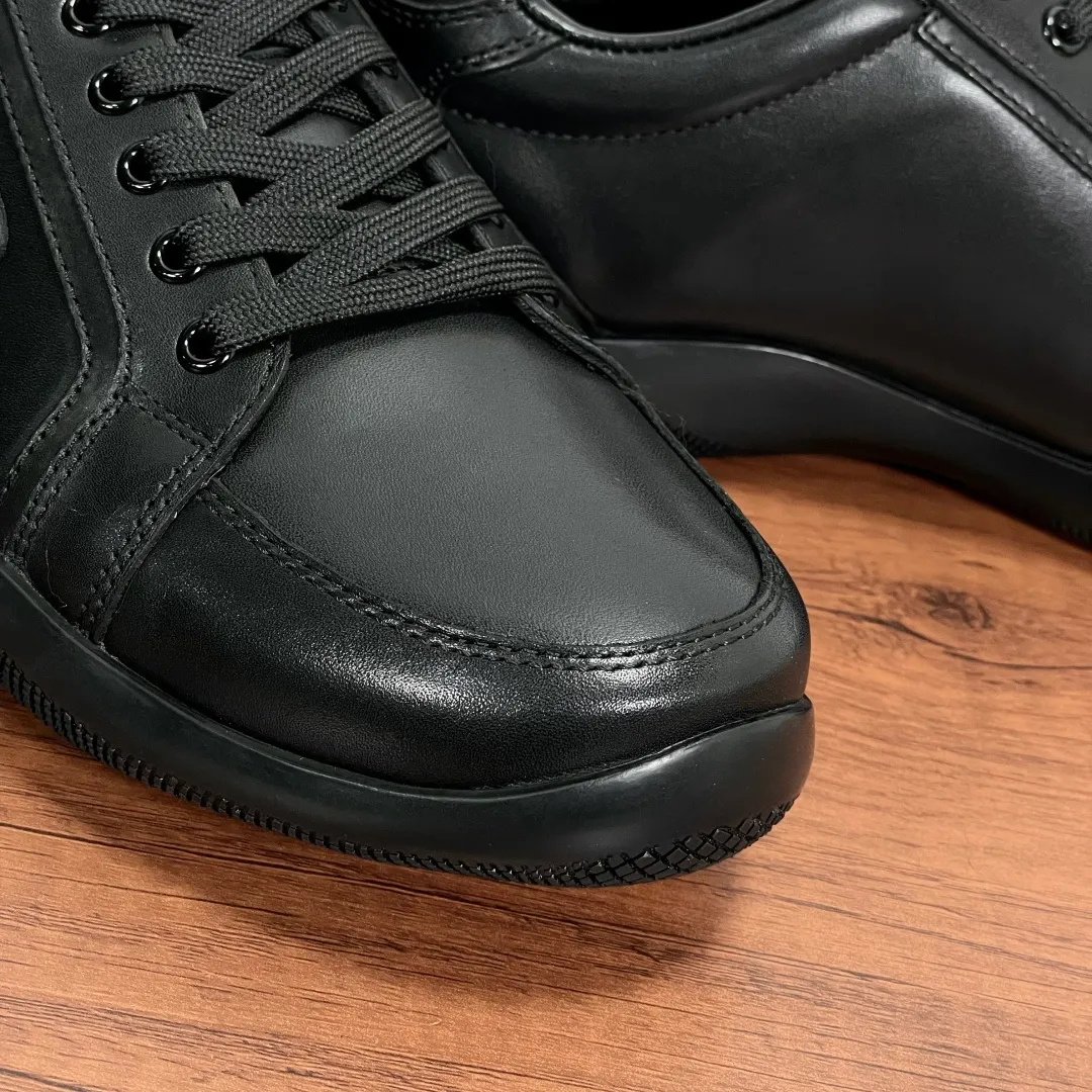 💰720 Code: YS003342 Prada/Prada men’s new leather sneakers. This sneaker is made of imported calf leather and is inspired by classic aesthetic concepts. The tongue is decorated with the recognizable P RADA MILANO embossed logo, the outside is decorated with the classic triangular metal enamel logo, and the all-metal enamel eyelets further enhance the style. Equipped with 3.5cm iconic red label lightweight elastic rubber soles, fabric and cowhide mixed lining, and silk-printed logo cowhide foot pads. The style is versatile and durable, comfortable and breathable, and comes with a full set of original packaging dust bags! Size: 39-40-41-42-43-44 Standard leather shoe size (45 can be customized but returns and exchanges are not supported) Item number: 2EE768 black